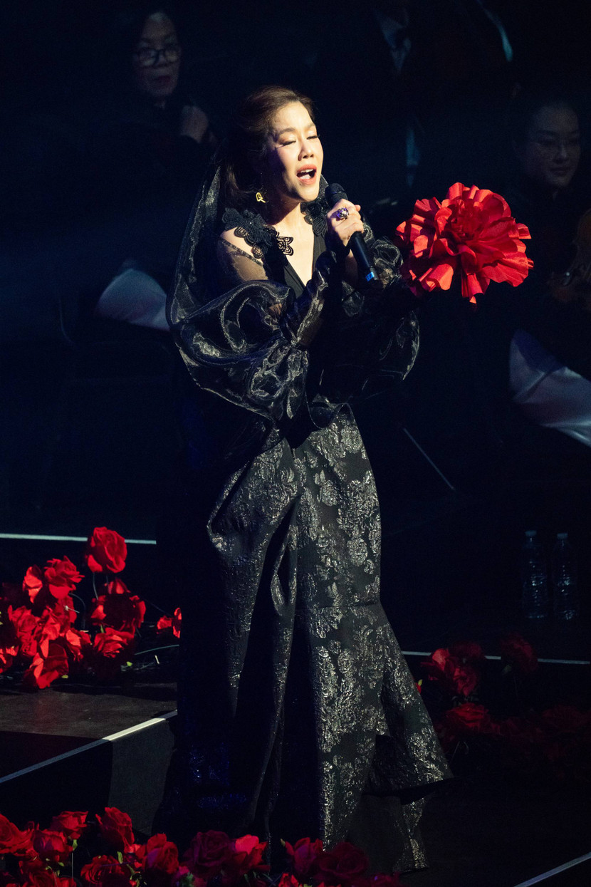 Ca sĩ Thu Phương da diết trong phần trình bày của mình Ca sĩ Thu Phương da diết trong phần trình bày của mình