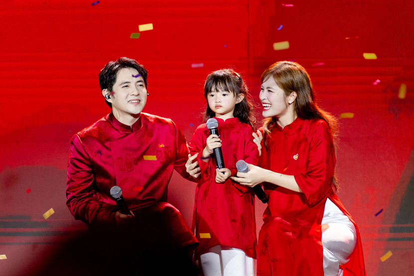 Gia đình Đông Nhi - Ông Cao Thắng và nghệ sĩ nhỏ nhất dự án MADE IN VIETNAM - bé Winnie ở chặng Hà Nội trong &quot;Hành trình Tự hào Việt Nam&quot;