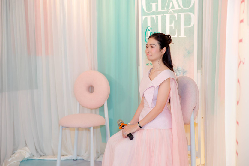 Tại sự kiện, MC Thanh Thảo nhiều lần không kìm được nước mắt vì xúc động trước những chia sẻ của các đồng nghiệp, các học trò và bạn bè Tại sự kiện, MC Thanh Thảo nhiều lần không kìm được nước mắt vì xúc động trước những chia sẻ của các đồng nghiệp, các học trò và bạn bè