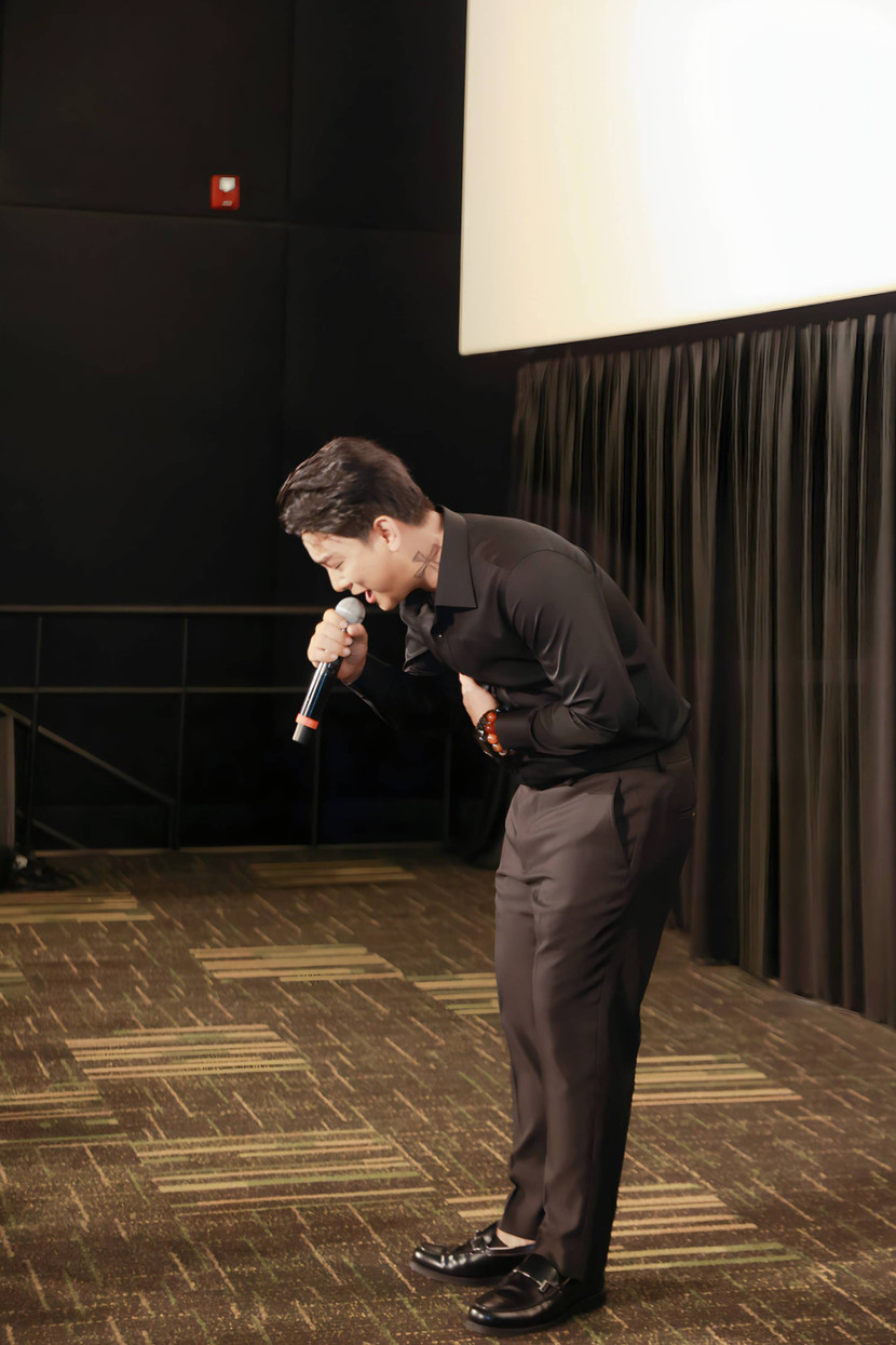 Hoài Lâm xuất hiện thể hiện ca khúc "Má thương con hoài" Hoài Lâm xuất hiện thể hiện ca khúc "Má thương con hoài"