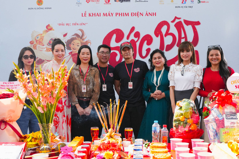 Đạo diễn Khoa Nguyên và dàn diễn viên trong ngày khai máy bộ phim "Sức bật trái tim"