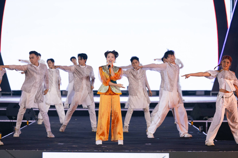 Ca sĩ Phương Mỹ Chi trong phần trình diễn của mình trong đêm Chung kết Hoa hậu Sinh viên Việt Nam 2025