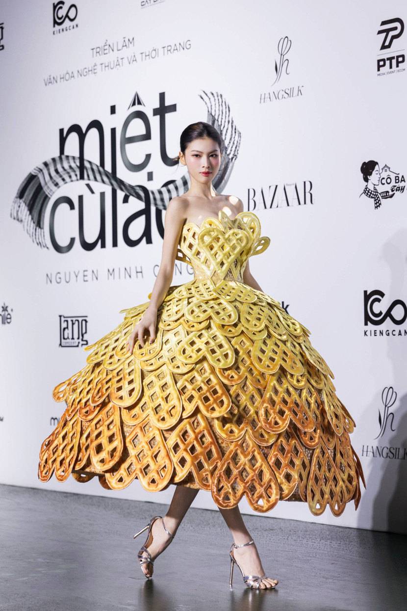 Á hậu Nguyễn Lê Ngọc Thảo xuất hiện rạng rỡ trong bộ trang phục “Bánh kẹp trái tim”. Là thiết kế váy bồng xòe form ngắn duy nhất trình diễn trên sân khấu, “Bánh kẹp trái tim” mang vẻ đẹp trẻ trung, thời thượng với chi tiết hình trái tim và kỹ thuật chuyển màu tinh tế
