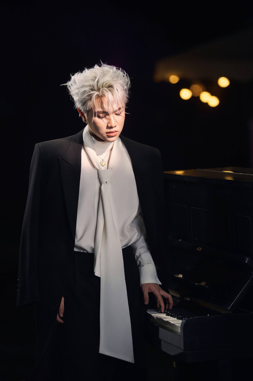 Giọng ca "Ai lớn cũng phải" trở lại với tóc bạch kim quen thuộc trong MV mới Giọng ca "Ai lớn cũng phải" trở lại với tóc bạch kim quen thuộc trong MV mới