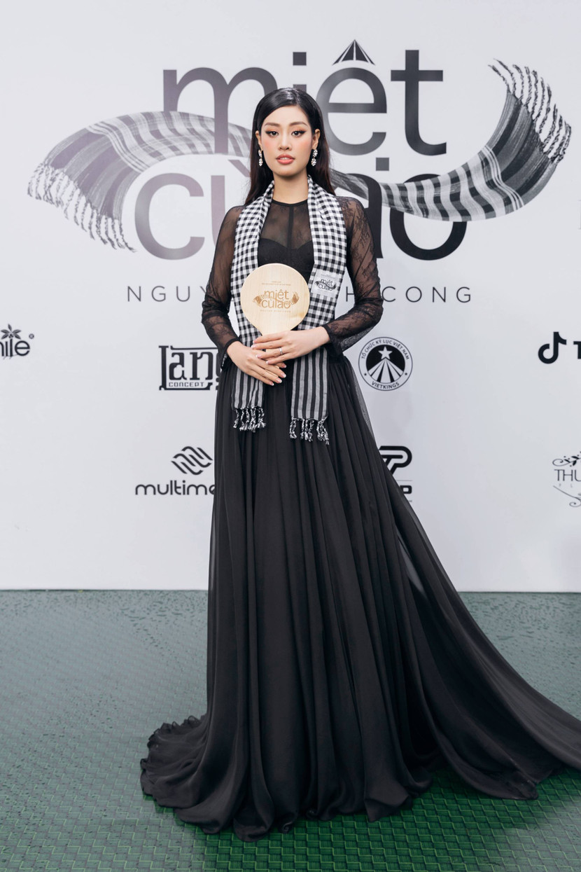 Hoa hậu Khánh Vân thả dáng trên thảm đỏ sự kiện khai mạc triển lãm