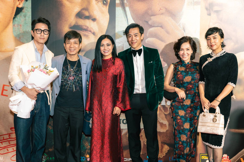 Đạo diễn Leon Lê cùng các khách mời tại sự kiện. Buổi chiếu tại TP.HCM ghi nhận phản ứng tích cực: Màu phim hoài niệm, đẹp như tranh vẽ, được nhiều khán giả đánh giá là “nhìn vào là biết Leon Lê”