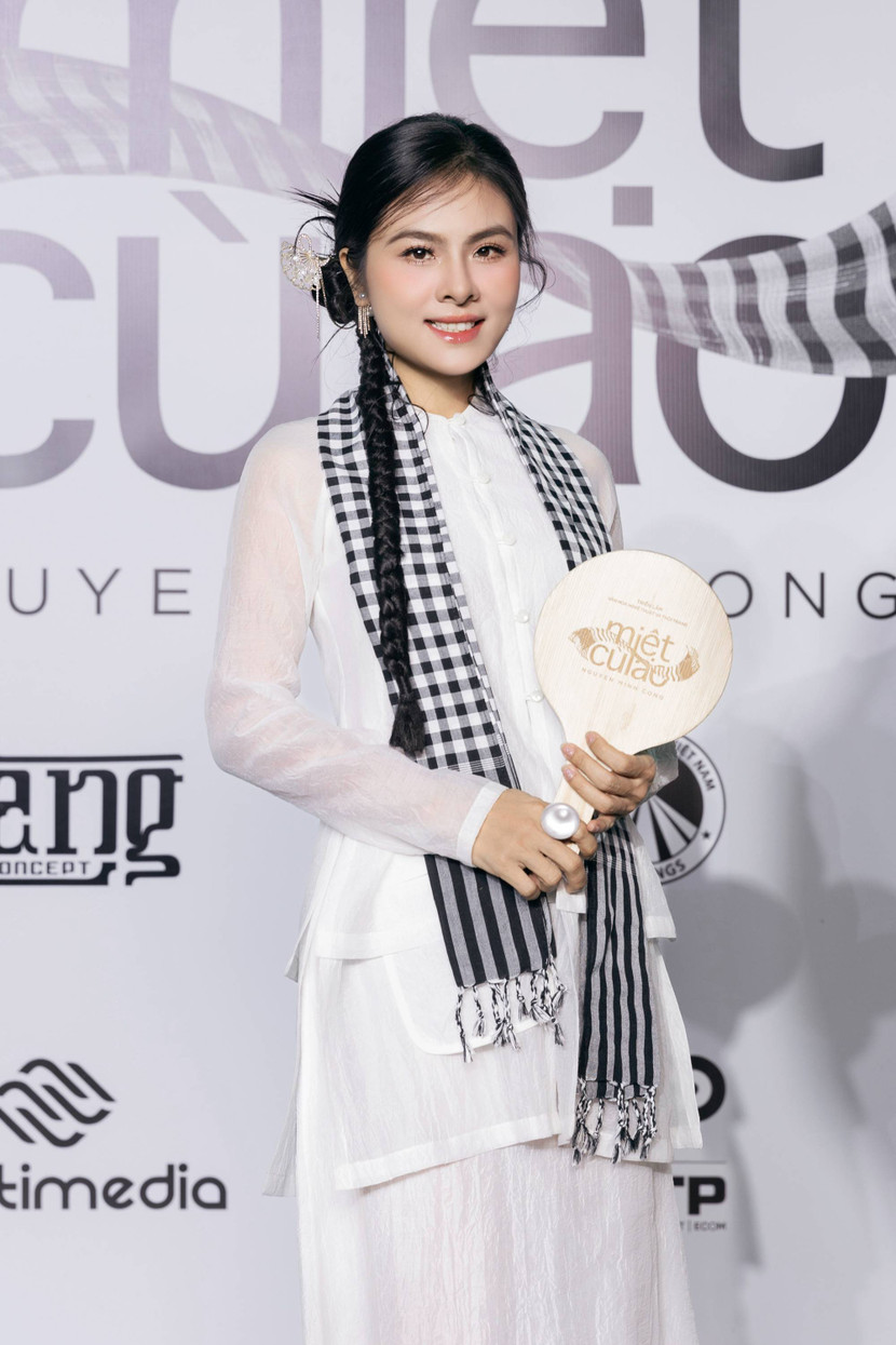 Diễn viên Vân Trang nền nã trong trang phục bà ba, khăn rằn. Sau thời gian dành cho gia đình, cô chuẩn bị trở lại với phim điện ảnh "Nhà ma xó" được khởi chiếu vào cuối tháng 10