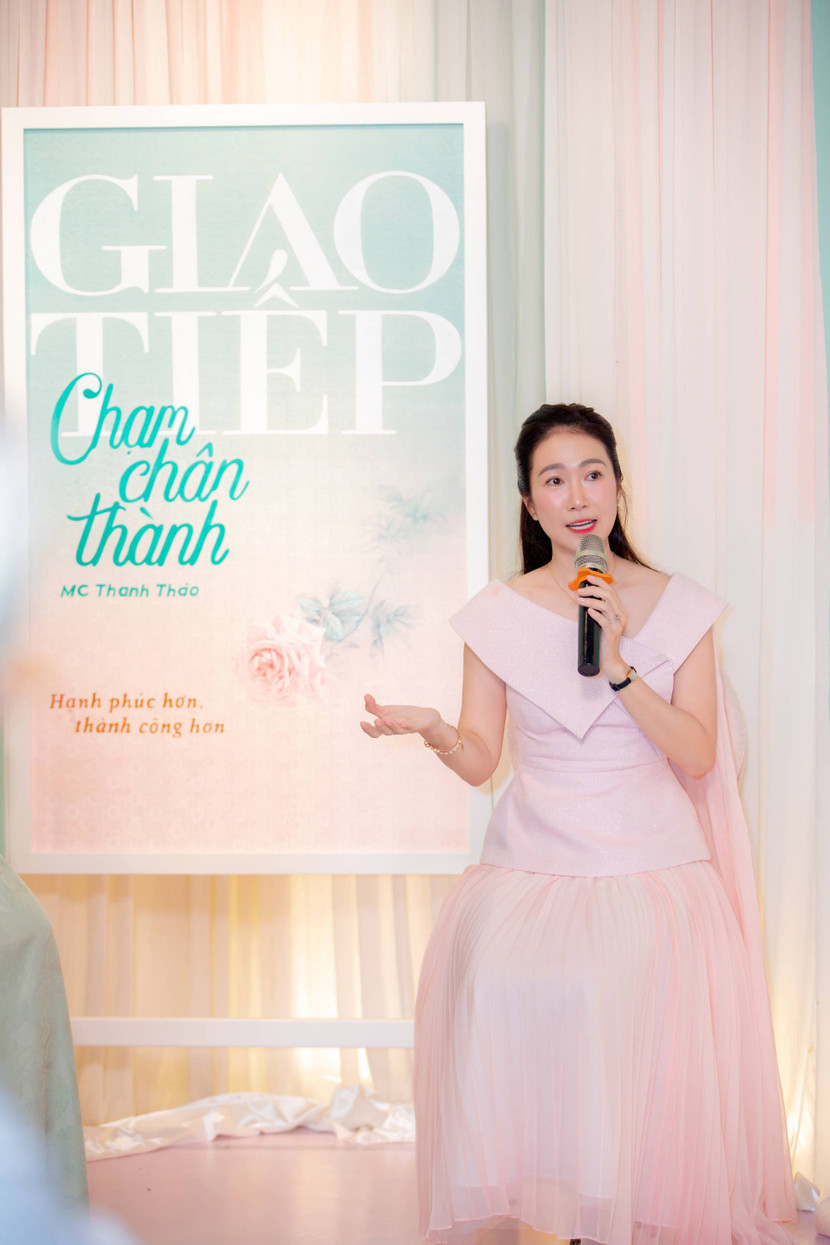 Nữ MC chia sẻ tại sự kiện Nữ MC chia sẻ tại sự kiện