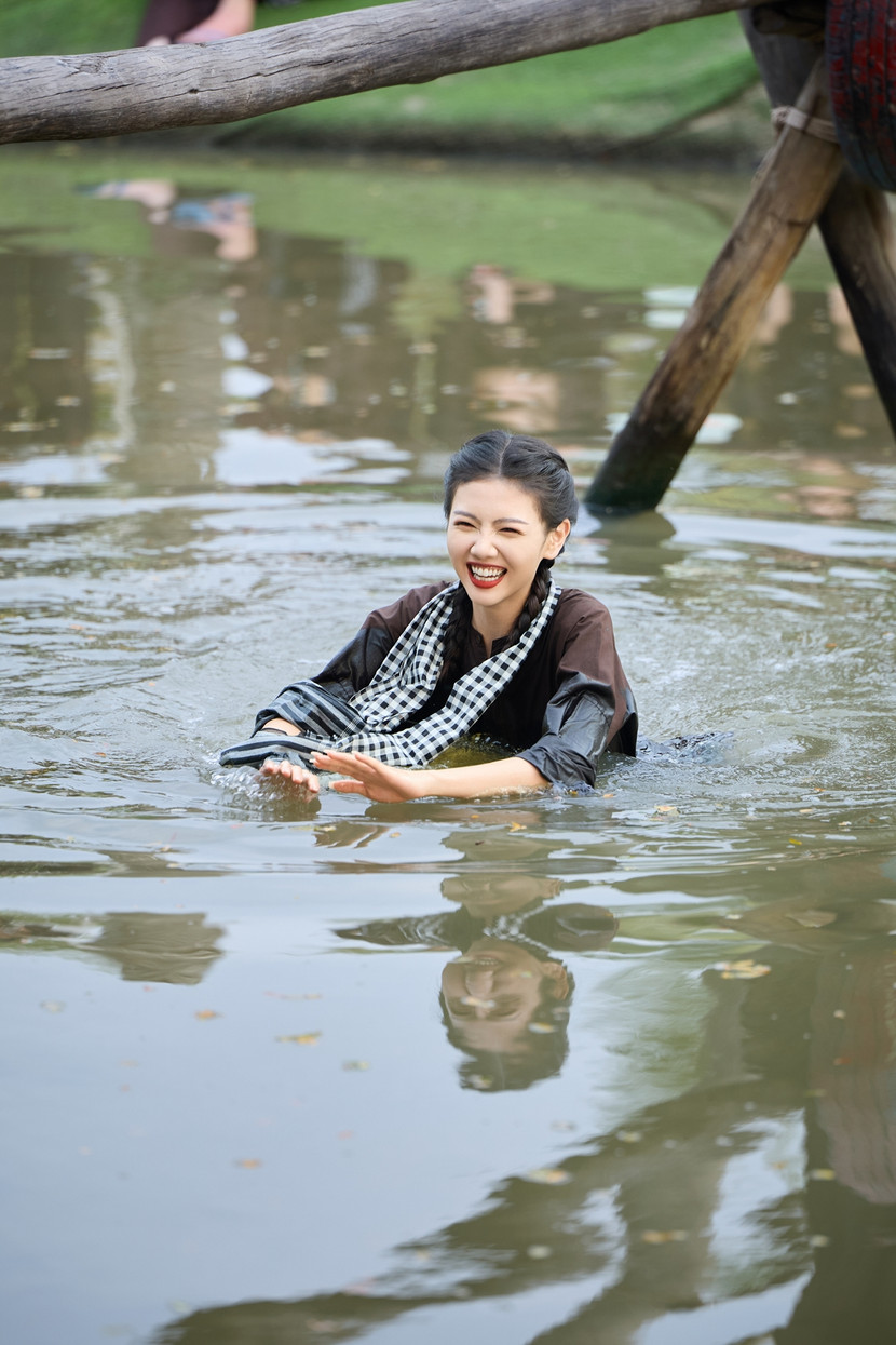 Các người đẹp trải nghiệm cảm giác "lọt sông" vô cùng thích thú