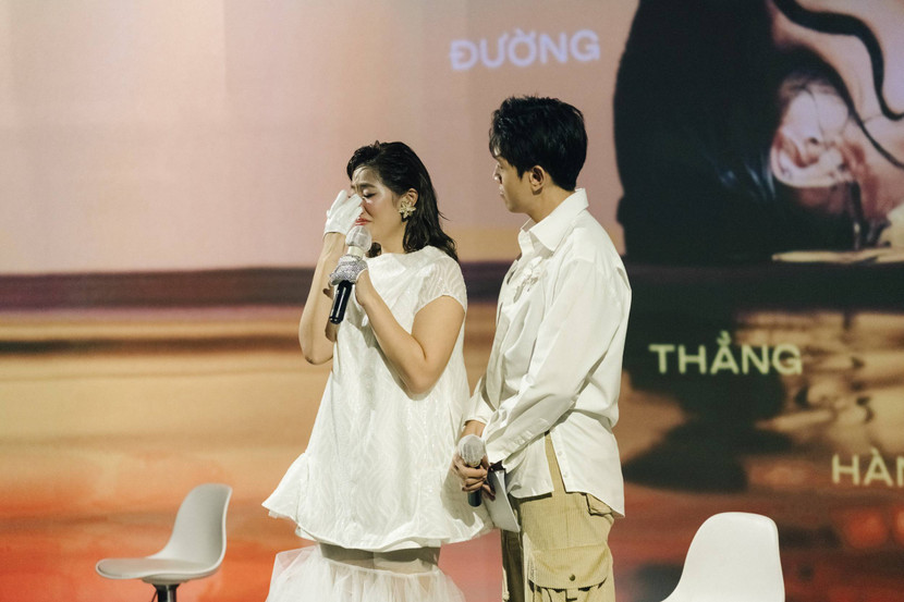 Nữ ca sĩ trẻ không kìm được sự xúc động khi chia sẻ về những giằng xé nội tâm trong thời gian bị trầm cảm