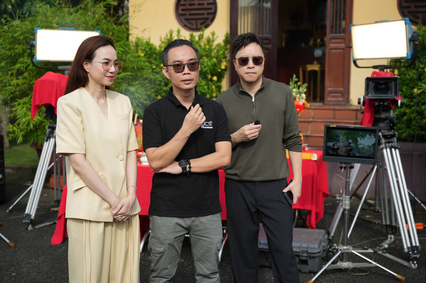 Biên kịch Đức Nguyễn lần đầu ngồi ghế đạo diễn với sự cộng tác của Victor Vũ trong vai trò Giám đốc sáng tạo Biên kịch Đức Nguyễn lần đầu ngồi ghế đạo diễn với sự cộng tác của Victor Vũ trong vai trò Giám đốc sáng tạo