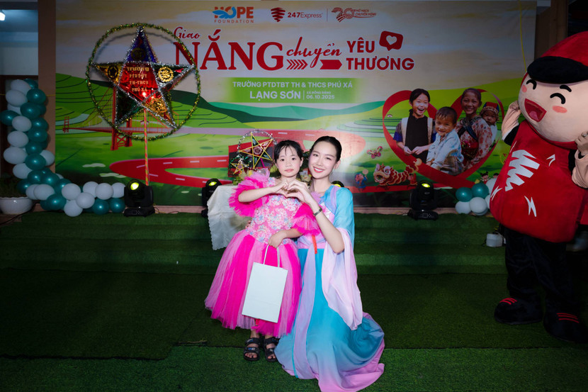 Hoa hậu Bảo Ngọc hoá thân thành chị Hằng Nga vui chơi cùng các bạn nhỏ