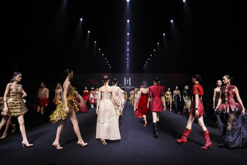 Bên cạnh dàn mẫu châu Á chuẩn quốc tế, các người mẫu da màu tạo màu sắc độc đáo cho BST