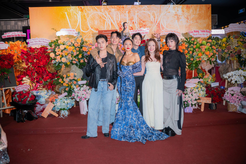 Uyển Ân, Pháp Kiều, Ali Hoàng Dương....cũng có mặt để chia vui cùng Văn Mai Hương