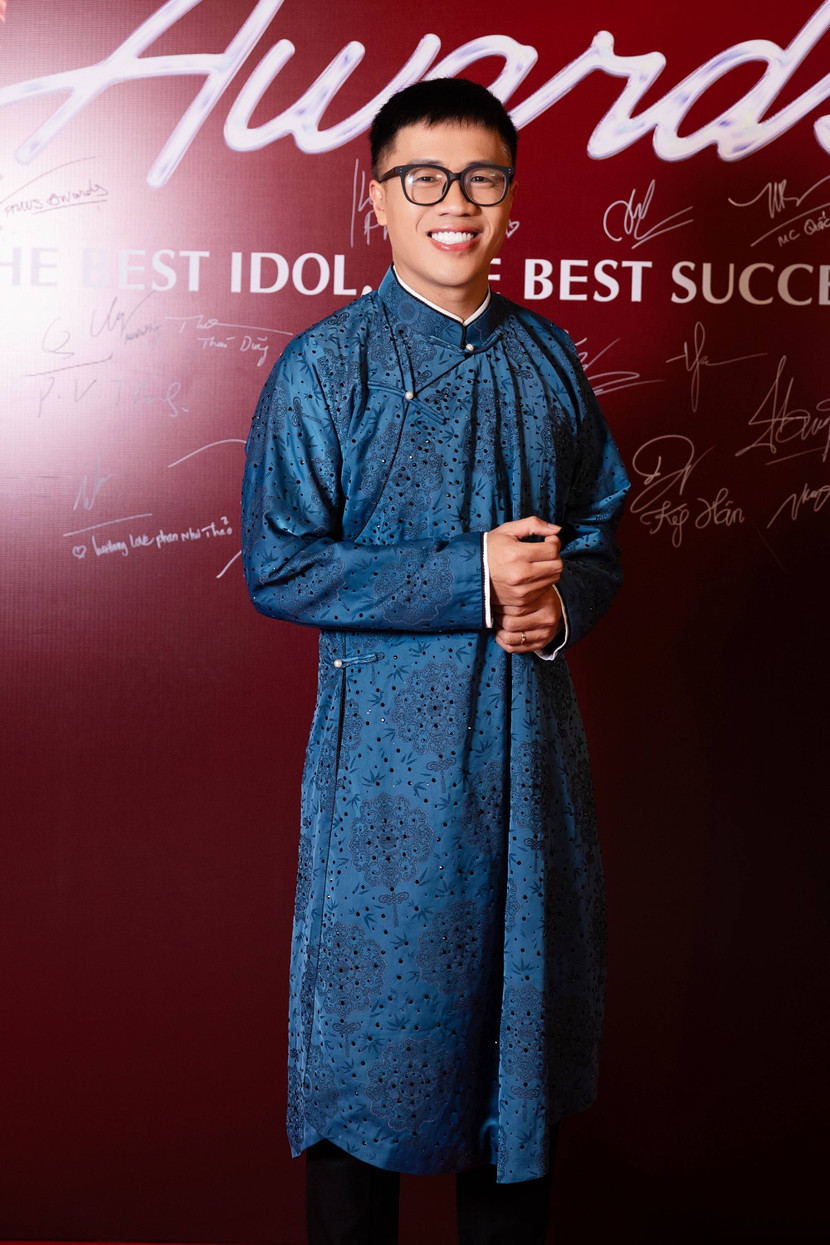 MC Quốc Bình diện áo dài trên thảm đỏ