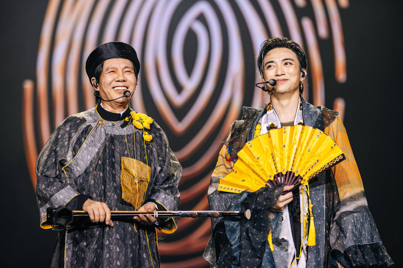 Tại live concert ở Hà nội, Soobin cùng bố đã mang đến những tiết mục đặc biệt nhiều cảm xúc