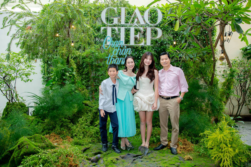 Chồng và các con đến ủng hộ MC Thanh Thảo trong ngày ra mắt sách Chồng và các con đến ủng hộ MC Thanh Thảo trong ngày ra mắt sách