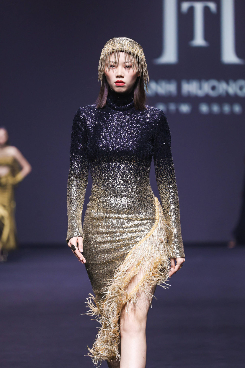 Sự kết hợp khéo léo giữa áo yếm của người phụ nữ xưa cùng cổ áo dài tạo sự giao thoa vừa hiện đại, vừa cổ điển thu hút giới mộ điệu