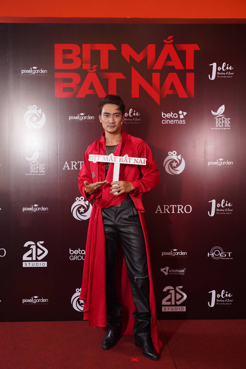 Diễn viên Lương Gia Huy diện trang phục đỏ đen - màu chủ đạo của phim