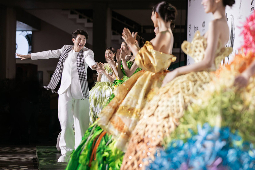 NTK Minh Công rạng rỡ trong đêm khai mạc triển lãm &quot;Miệt cù lao&quot;