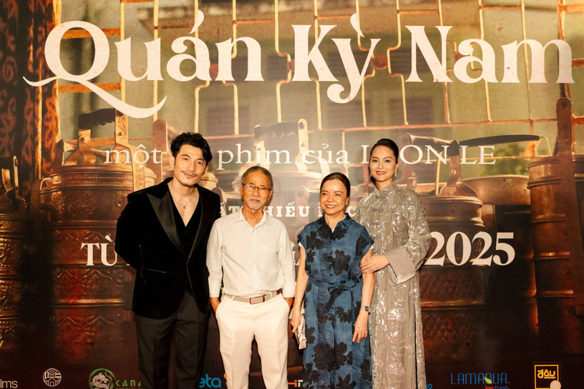 Không gian sự kiện ra mắt được thiết kế với tông màu vàng – nâu đặc trưng của bộ phim, gợi nhắc đến không gian quán Kỳ Nam trong phim