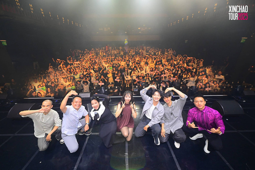 Ekip của "Mỹ Linh Xin chào tour 2025" chụp hình kỷ niệm cùng khán giả