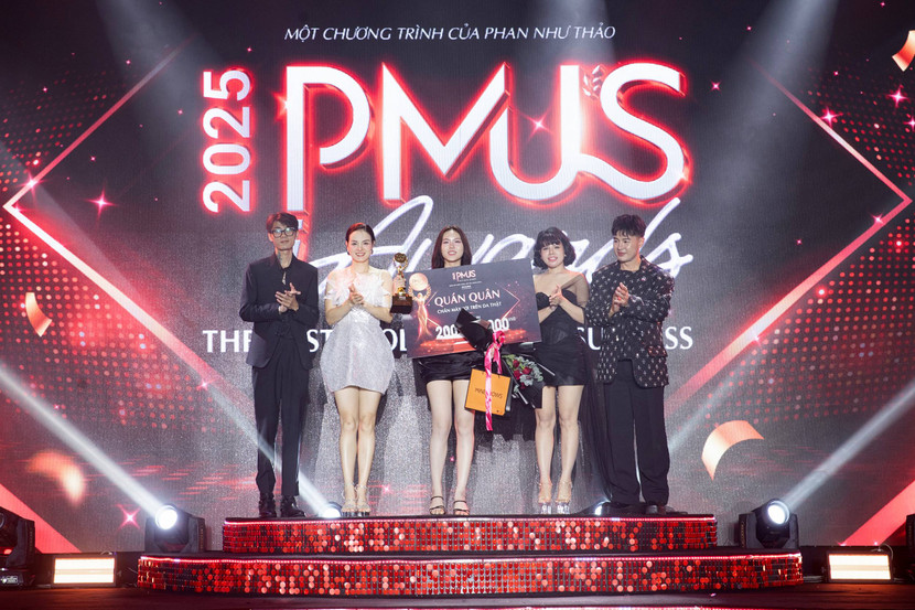 Anh cùng những khách mời trong chương trình trao giải cho những cá nhân đoạt giải tại cuộc thi