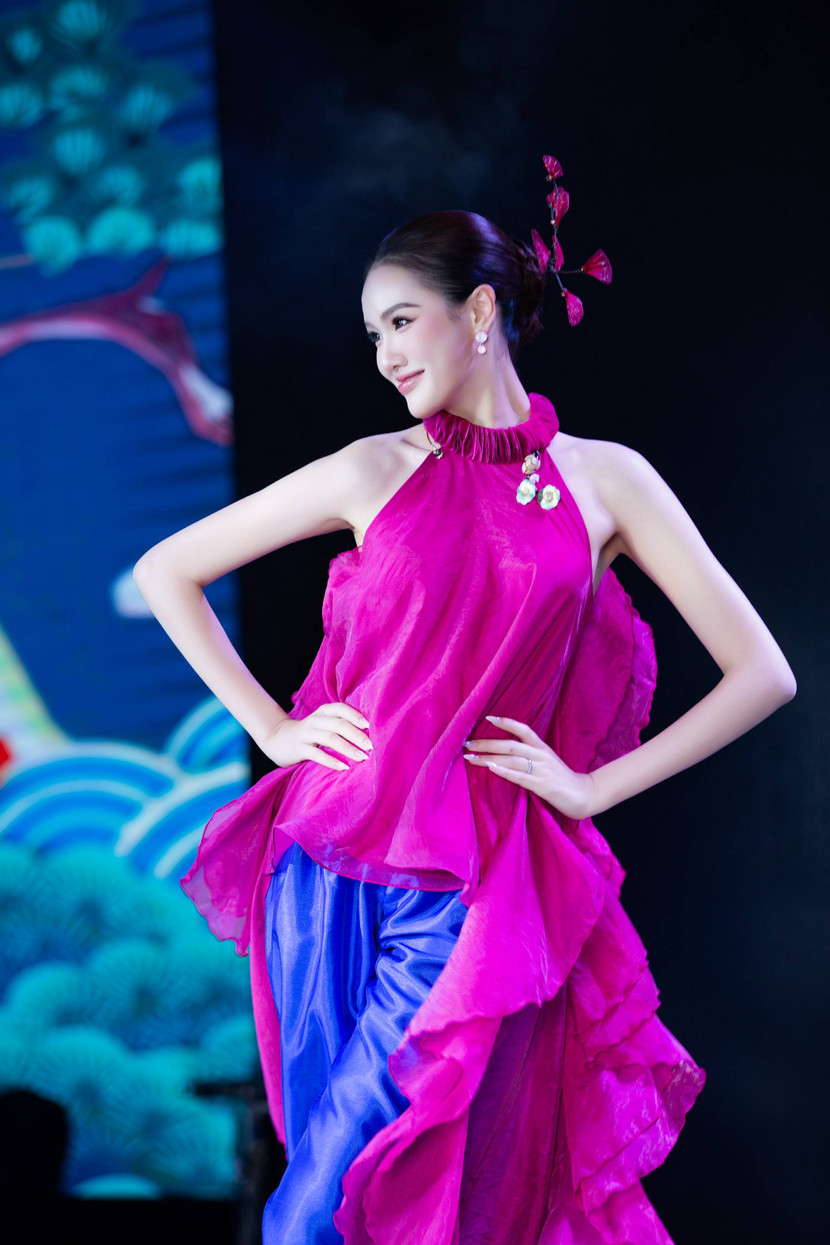 Trịnh Mỹ Anh trình diễn tiết mục múa "Giai điệu Việt Nam mình" tại sự kiện