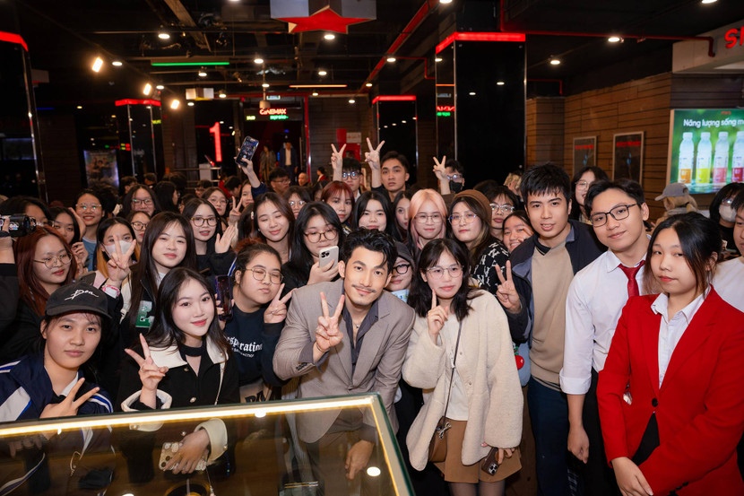 Rất đông các bạn trẻ hào hứng với "Quán Kỳ Nam" và ủng hộ Liên Bỉnh Phát