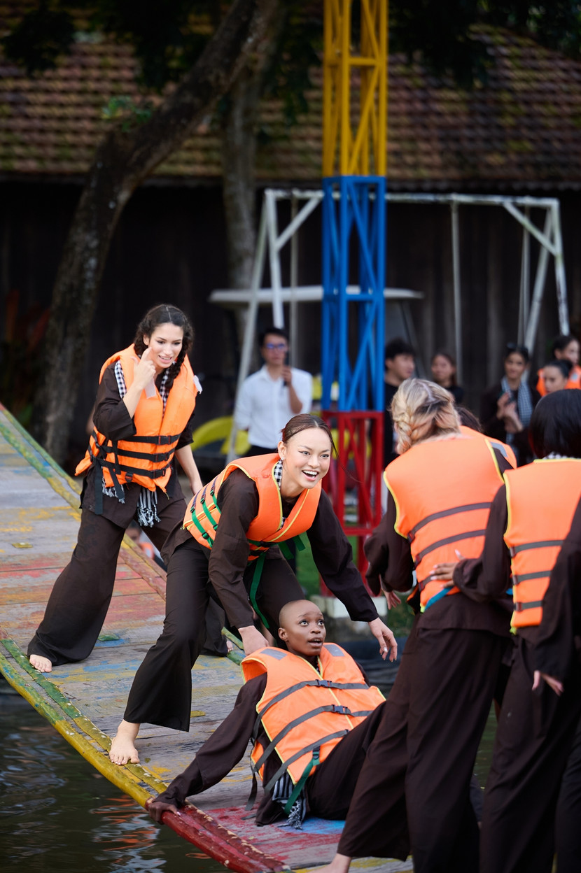 Mai Ngô đã làm tốt vị trí của thí sinh nước chủ nhà. Cô gần như “nhập vai” hướng dẫn viên du lịch trong các hoạt động trải nghiệm này