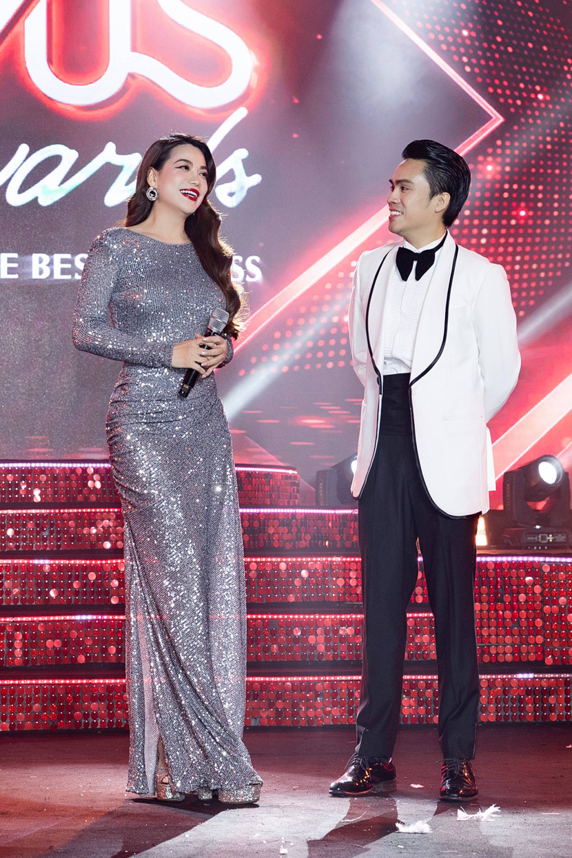 Cô rạng rỡ xuất hiện trên sân khấu giao lưu cùng MC Thái Dũng