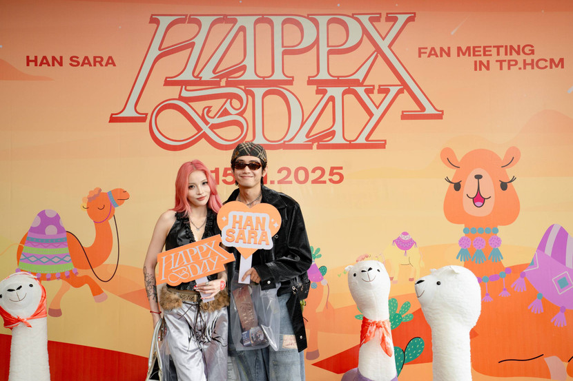 Bạn bè và nhiều khán giả đã đến chúc mừng và giao lưu cùng Han Sara Bạn bè và nhiều khán giả đã đến chúc mừng và giao lưu cùng Han Sara