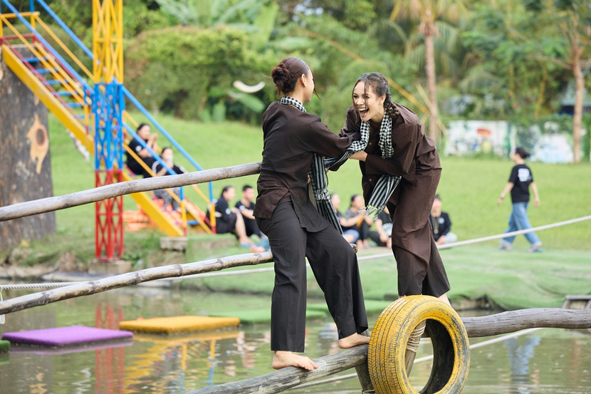 Dàn thí sinh Miss Charm thích thú khi trải nghiệm đi cầu khỉ ở miền Tây