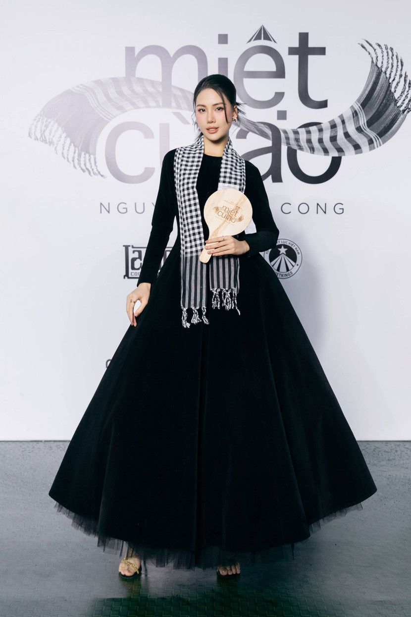Hoa hậu Bùi Quỳnh Hoa nổi bật khi kết hợp khăn rằn cùng váy xoè vừa thanh lịch, vừa kín đáo
