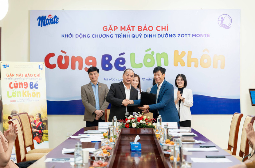 Đại diện lãnh đạo Công ty TNHH Zott Việt nam và Quỹ Bảo trợ trẻ em Việt Nam tham gia ký kết