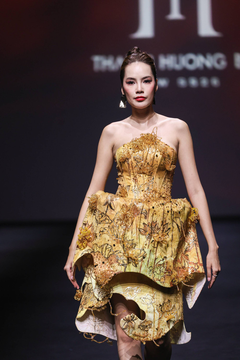 Hoa hậu Hoà bình Việt Nam 2023 – Lê Hoàng Phương mở màn bộ sưu tập Manifeste cùng bộ trang phục vô cùng ấn tượng