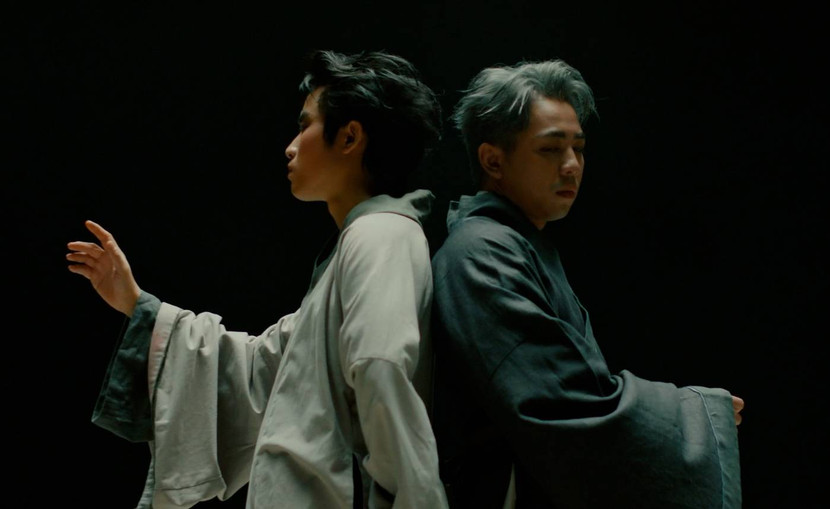 Ca sĩ A.C Xuân Tài và DT Tập Rap trong phần trinh diễn của MV nhạc phim &quot;Hoàng tử quỷ&quot;