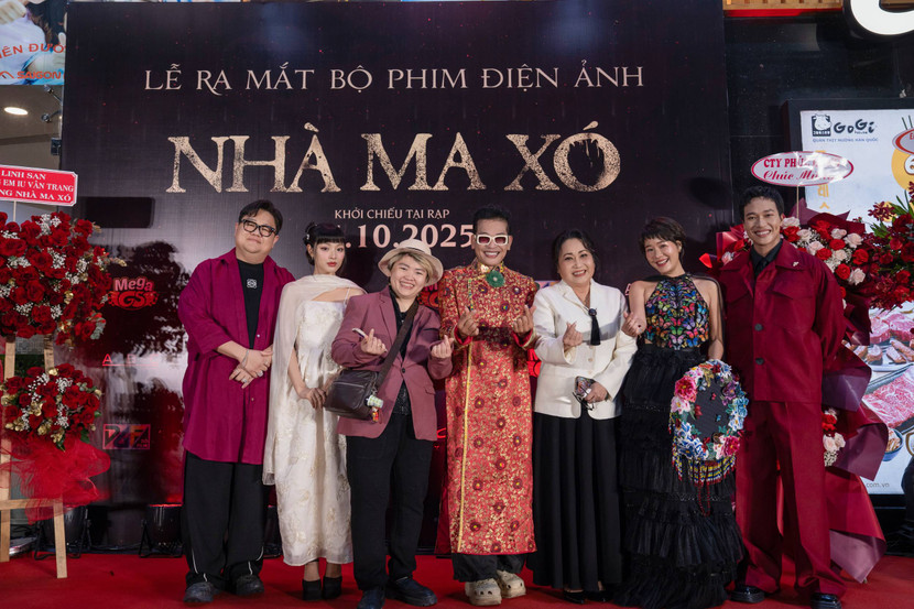 MC Thanh Bạch chúc mừng đoàn phim "Nhà ma xó"