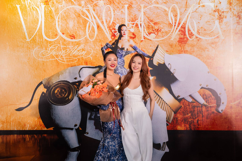 Ca sĩ Minh Hằng giản dị nhưng trẻ trung đến chúc mừng Văn Mai Hương