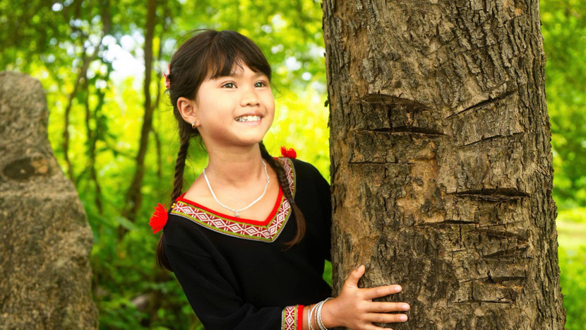 Cô bé người Gia Rai với gương mặt sự hồn nhiên, trong sáng tham gia trong MV cùng Phúc Anh