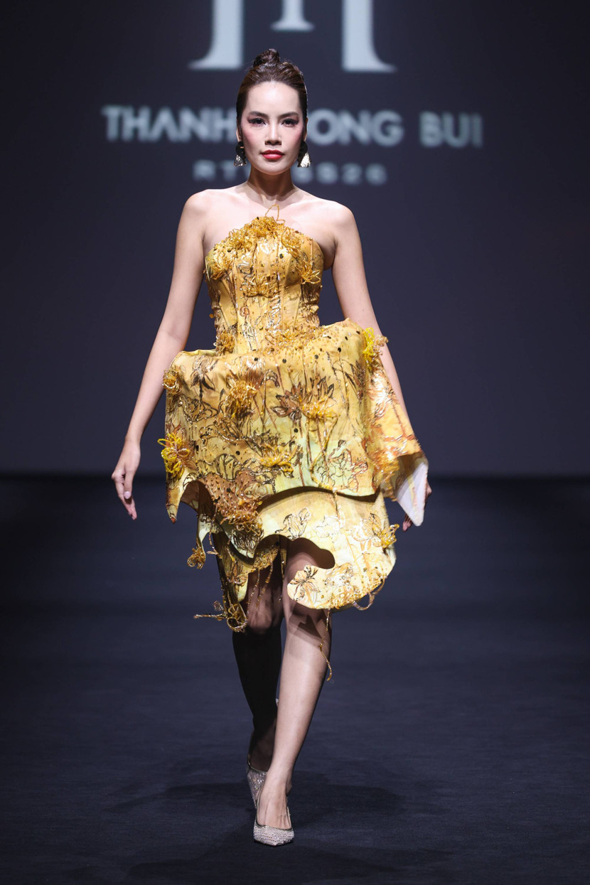 Lấy ý tưởng từ nghệ thuật chúc chỉ kết hợp nghệ thuật làm giấy truyền thống, cùng với cách dựng phom 3D, đính hoa nổi bằng cườm và dát vàng tỉ mỉ, khiến bộ trang phục mang đậm hồn Việt mà vẫn sang trọng, tinh tế