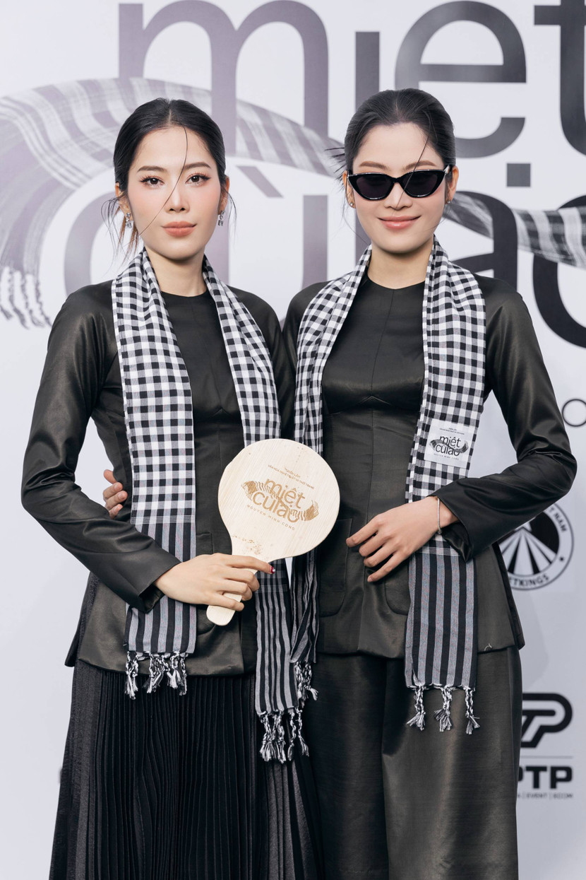 Cặp chị em sinh đôi Nam Anh - Nam Em cùng diện áo bà ba kết hợp cùng khăn rằn mang đạm dấu ấn Nam Bộ