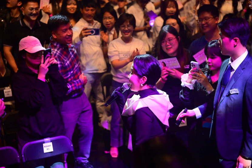 Diva Mỹ Linh xuống khán phòng giao lưu cùng khán giả