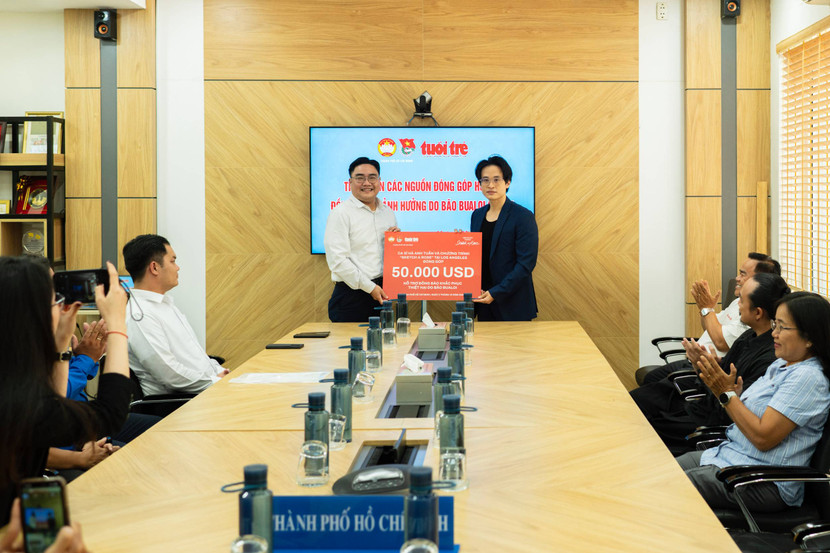 Hà Anh Tuấn cùng ekip ủng hộ 50.000 USD để ủng hộ đồng bào bị bão lũ Hà Anh Tuấn cùng ekip ủng hộ 50.000 USD để ủng hộ đồng bào bị bão lũ