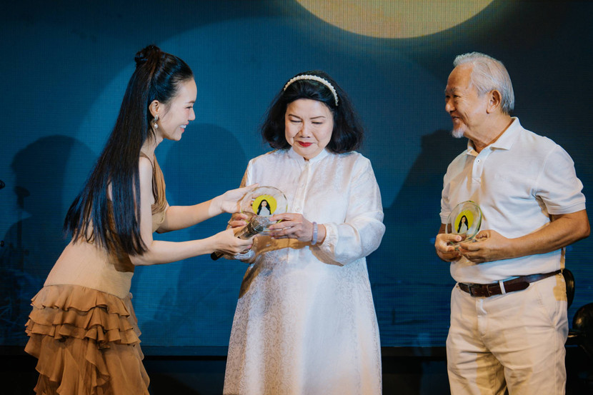 Tiến sĩ Lý Thị Mai nhận món quà tri ân mang đậm dấu ấn &quot;Son&quot; dành tặng khách mời