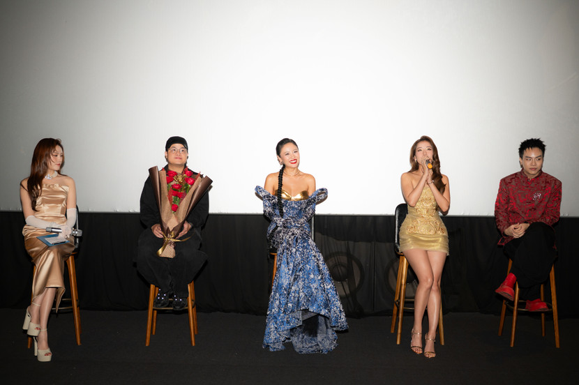 Văn Mai Hương và ekip chia sẻ tại họp báo