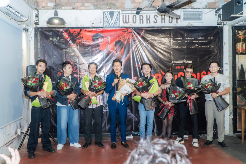 Quách Ngọc Tuyên tặng hoa tri ân những người đã góp sức cùng anh với "Trăng điên" Quách Ngọc Tuyên tặng hoa tri ân những người đã góp sức cùng anh với "Trăng điên"