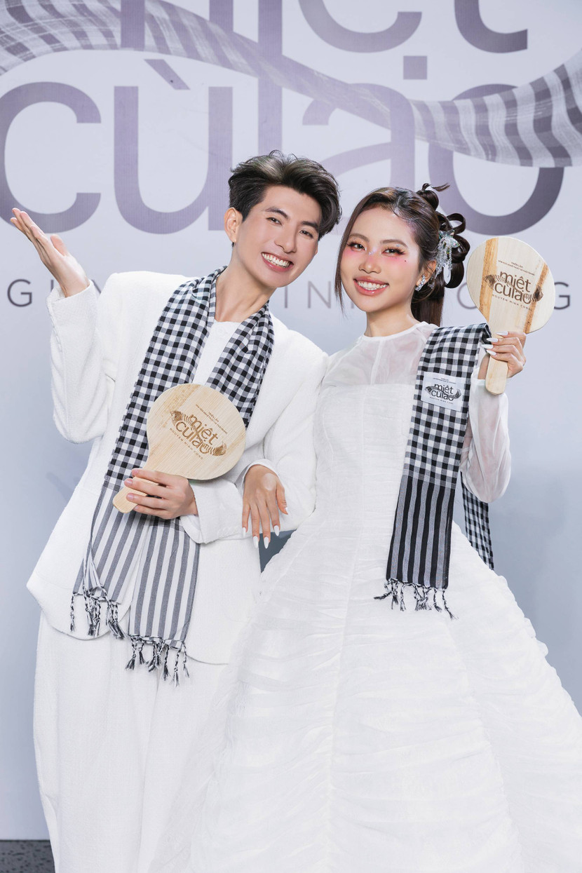 Ca sĩ Phương Mỹ Chi hội ngộ NTK Nguyễn Minh Công tại sự kiện. Đây không chỉ là khoảnh khắc nghệ sĩ hội ngộ – mà còn là cuộc gặp gỡ của những tâm hồn yêu cái đẹp, yêu văn hóa Việt