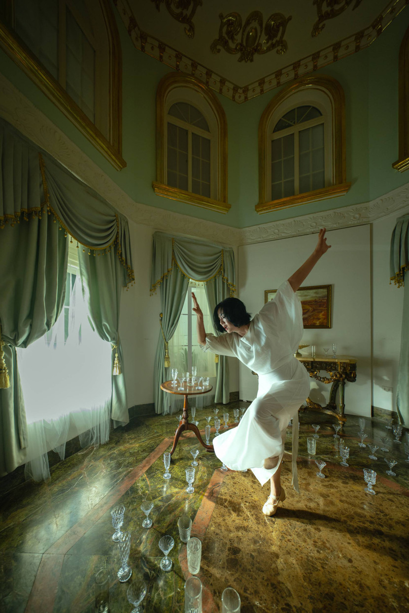 Những vũ điệu vô cùng uyển chuyển của NSƯT Mỹ Duyên Những vũ điệu vô cùng uyển chuyển của NSƯT Mỹ Duyên