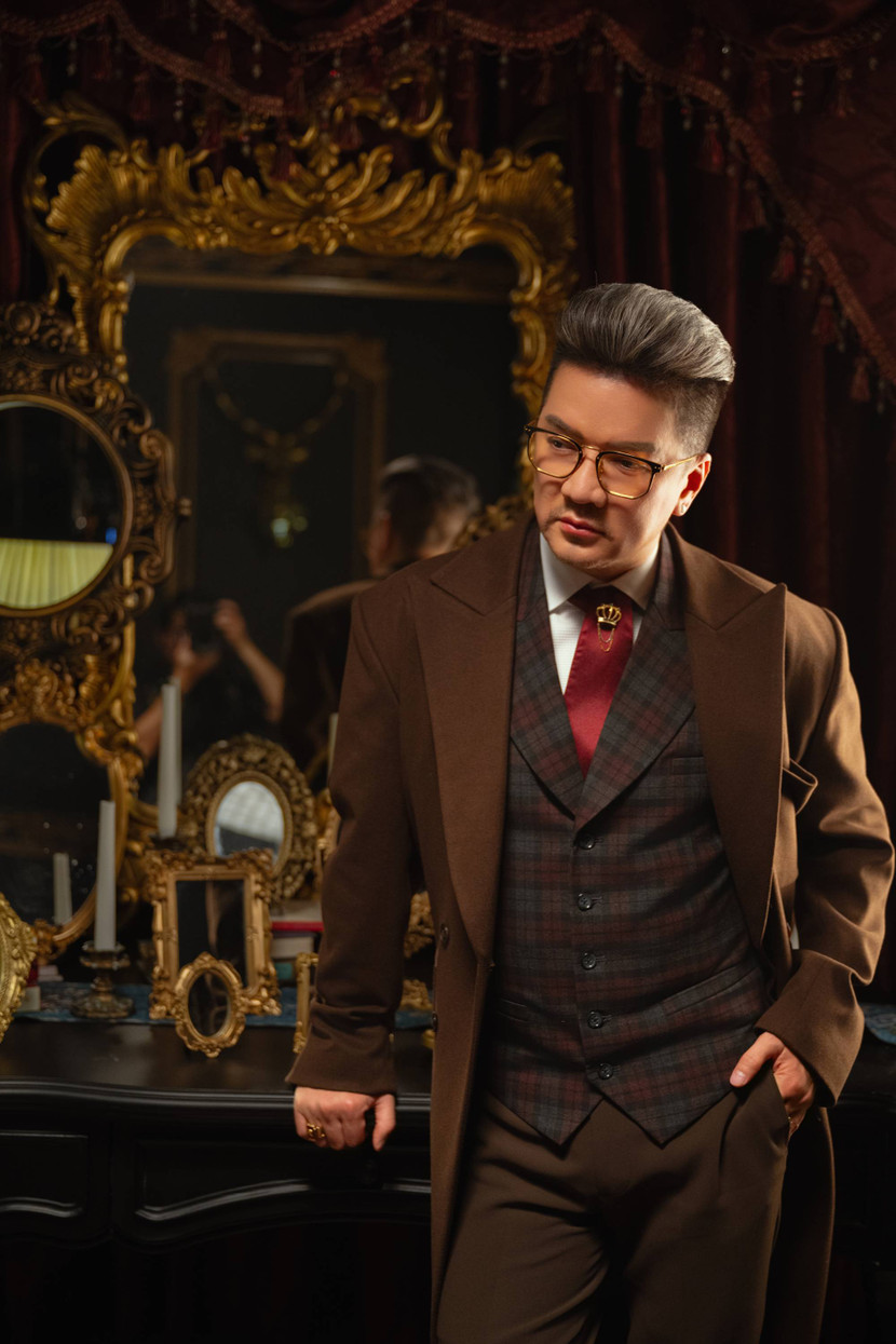 Hình ảnh Đàm Vĩnh Hưng trong MV mới với vai trò người dẫn chuyện Hình ảnh Đàm Vĩnh Hưng trong MV mới với vai trò người dẫn chuyện